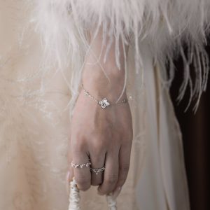 Lắc tay bạc đính đá Aura
